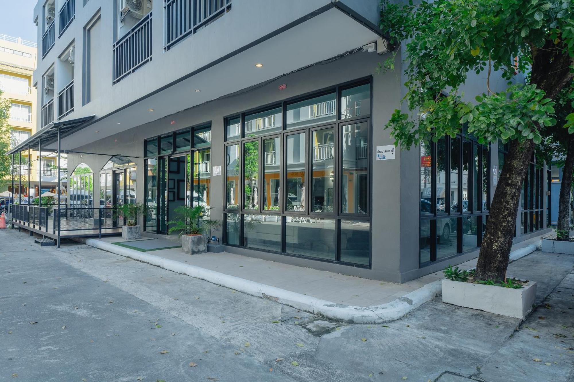 Di Yana Patong Hotel Exterior photo
